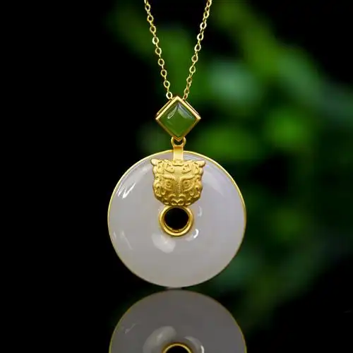 水贝之星18k金扣头和田白玉圆牌吊坠女士玉圆形吊坠赠925银项链