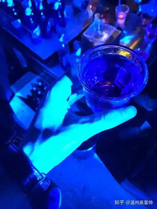 想问一问酒吧里面蹦迪是个什么样的情况