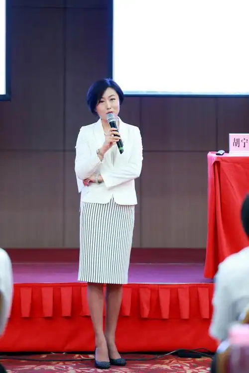 深圳市律协党委书记携优秀青年女律师为实习律师做职业精神修炼与职业