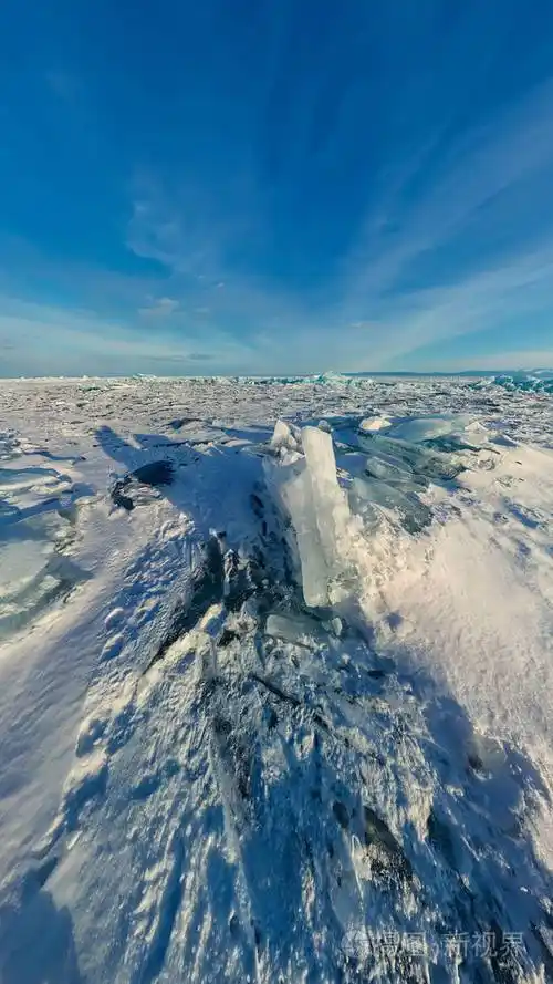 日落时贝加尔湖蓝色丘的全景