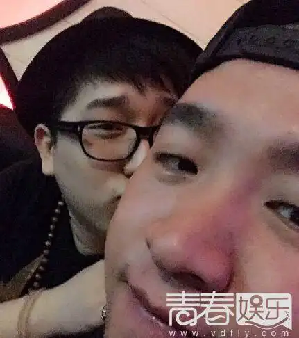 王帝一颗卤蛋床照曝光 李代沫前男友怒斥好声音王帝不负责