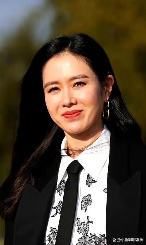 孙艺珍产后8个月亮相巴黎看秀,穿宽松西装掩饰身材,生图状态显老