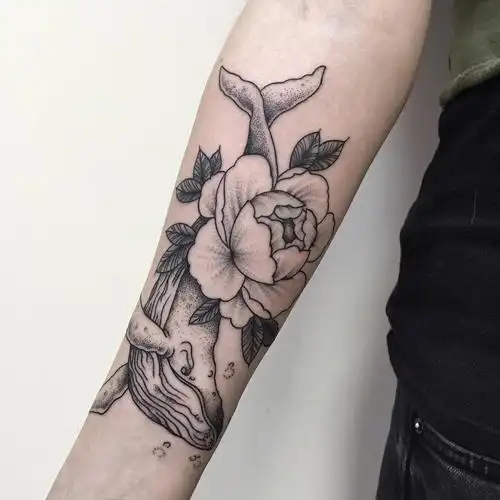 俞小姐小臂牡丹鲸鱼纹身图案