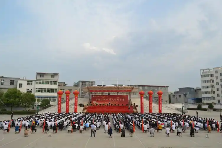 方城县第五高中邀请著名励志演讲家杨飞虎做不要让别人偷走你的梦想