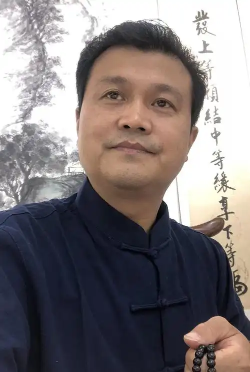 闫墨,本名闫红民,号言墨,自署平江居士,先后在广州美术学院.