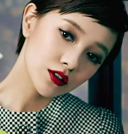 郭采洁一双大眼睛在她精致的小脸上,时而清纯时而魅惑