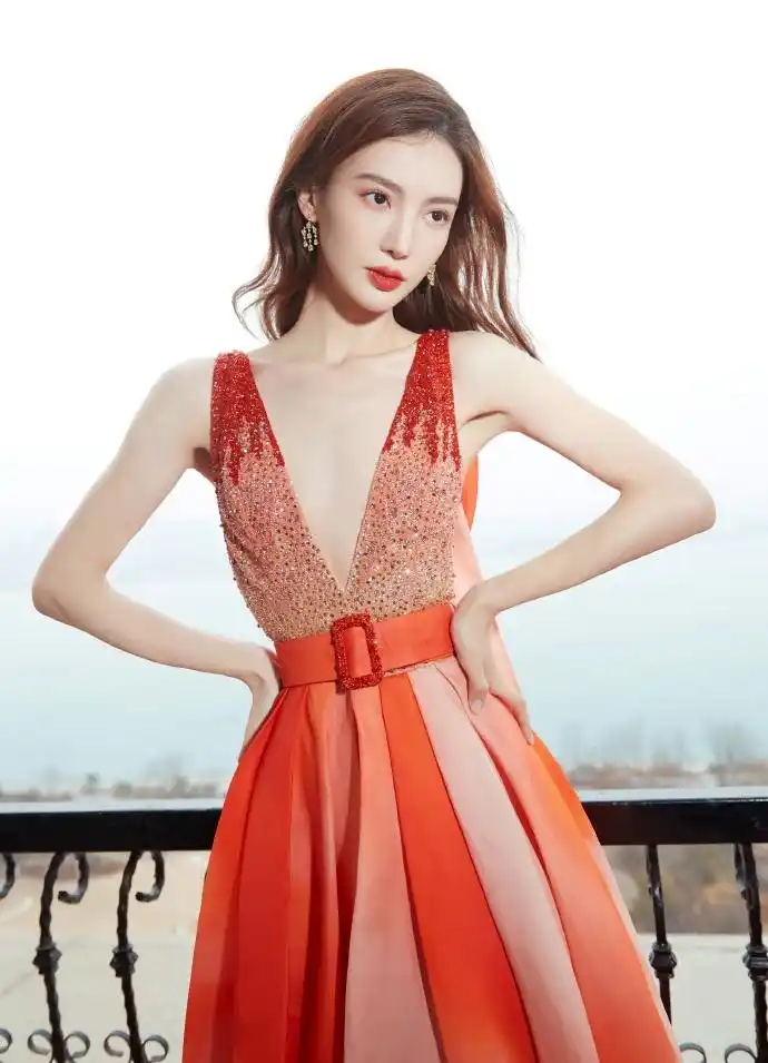 金晨穿深v露背吊带裙拍大片性感妩媚