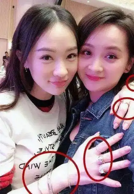 近期,霍思燕和闺蜜一起拍照,富婆的圈子也都是富婆.