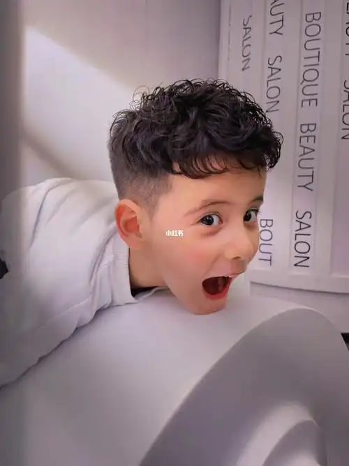 小男孩烫发儿童烫发