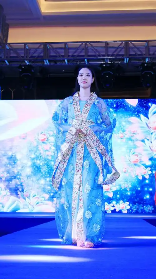 再现汉唐风韵西安某公司年会上,数名身材高挑的美女身着汉服表演走秀