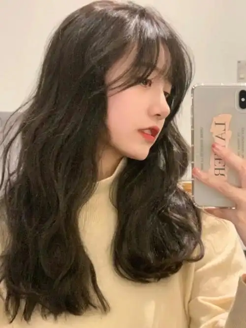 头顶扁塌服贴发质显发量的同时,慵懒随意又有森系感适合圆脸方脸长脸
