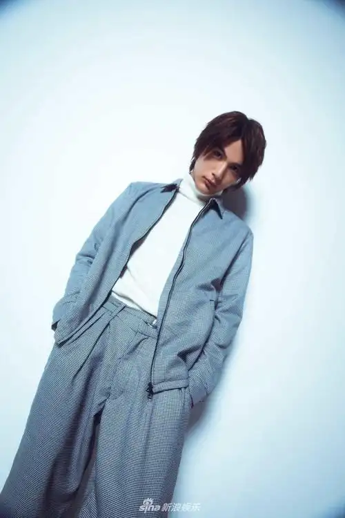 组图:小鲜肉中川大志拍摄写真 中分发型略显成熟