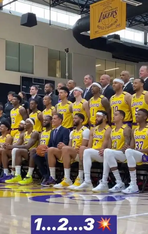 开开心心一家人湖人全队拍摄全家福大合照