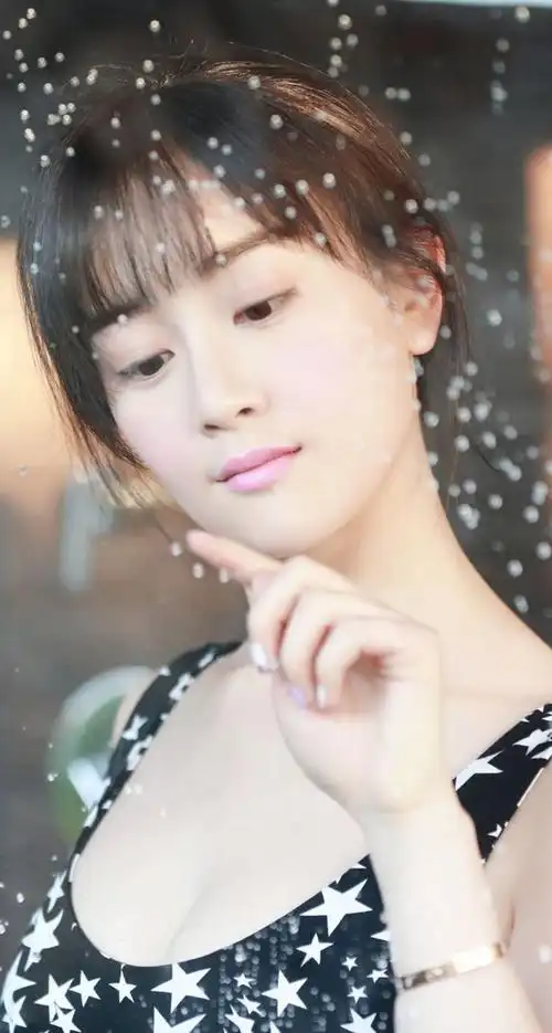 不过最近出席某活动的张檬,现在的颜值也是越来越高了,不过和之前比真