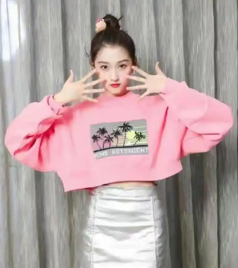 关晓彤穿粉色上衣搭配短裙,扎丸子头,清纯俏丽,活泼灵动,元气美少女!