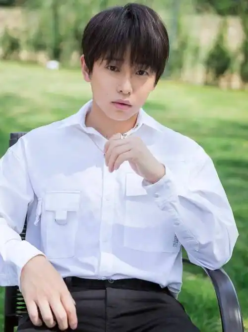 彭昱畅最新复古造型,蓬松的刘海 黑白花衬衫,花花公子既视感_感觉