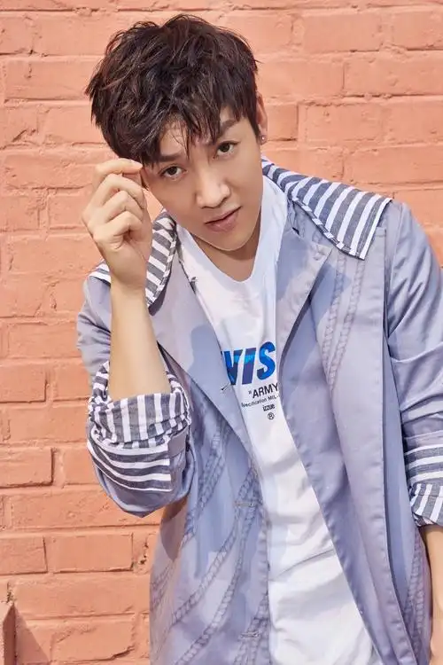 王野曝光清爽街拍 理想型男友上线