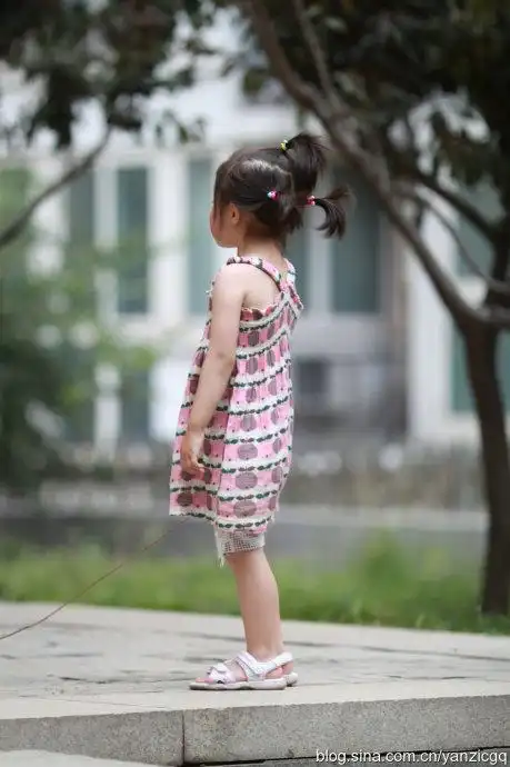 最喜欢穿裙子的小女孩