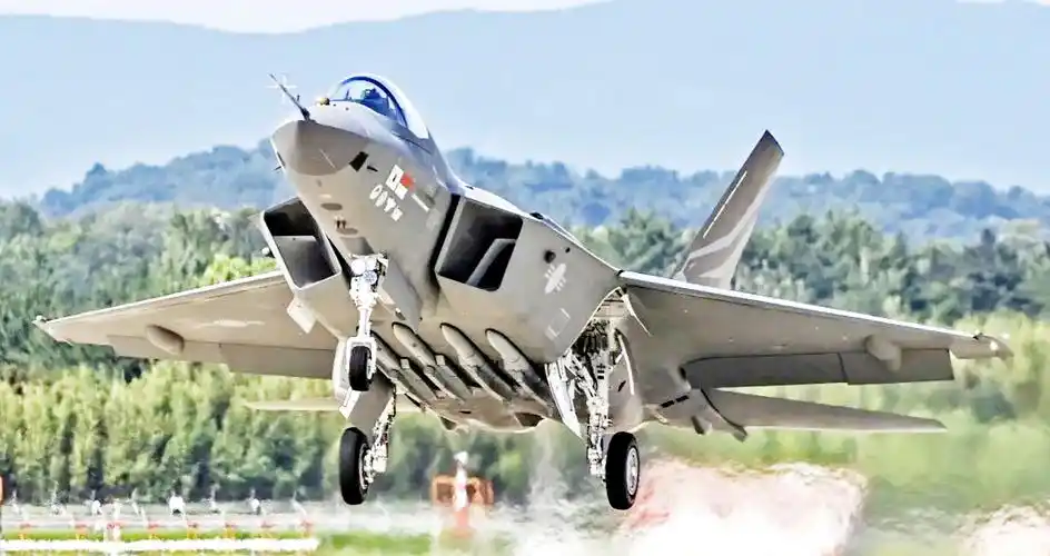 首飞中,首架原型机由韩国空军第52试验鉴定中队试飞员,韩国战斗机综合