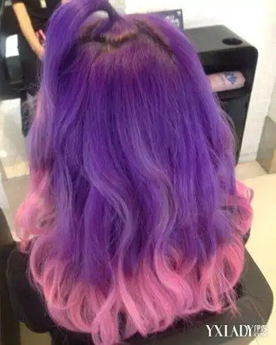 绚丽紫红色头发图片欣赏为你介绍染发有哪些危害