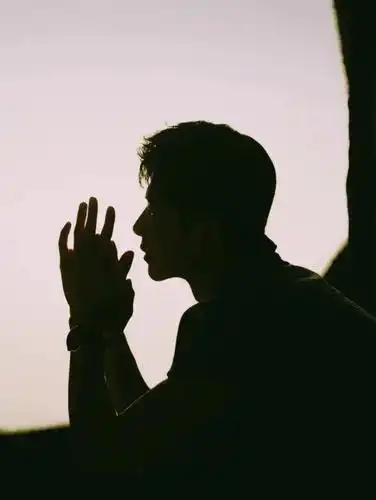 拜托,现在流行背影杀!