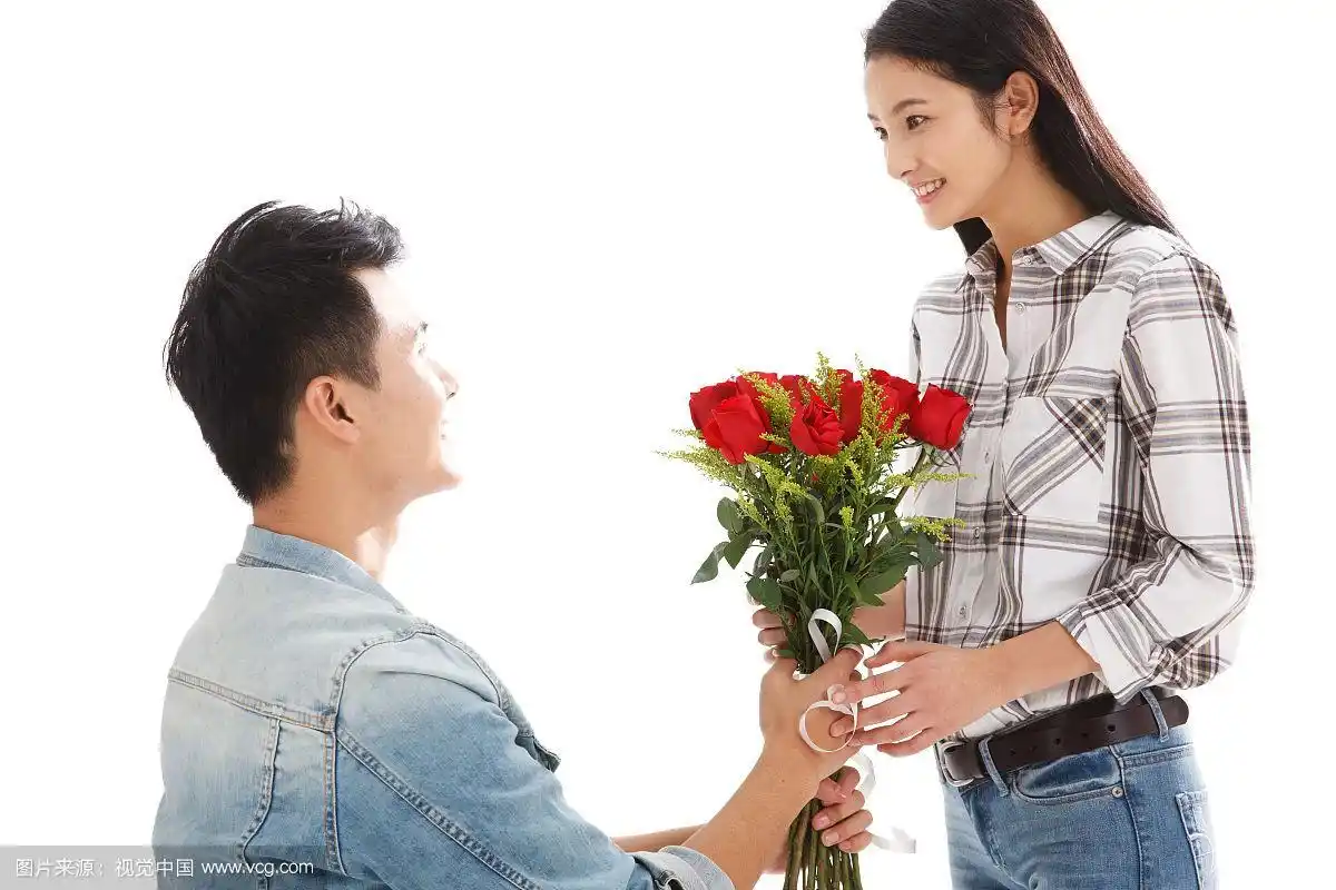 青年男人给青年女人送花
