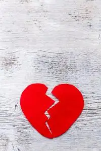 破碎的心或离婚心碎心碎心碎年轻的绝望和悲伤的女孩感到沮丧,在瓷舷