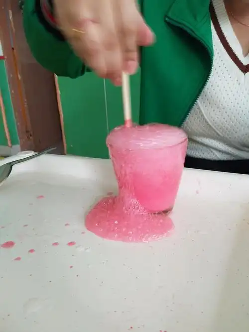 南苑小太阳幼儿园小二班科学小实验--《火山爆发》