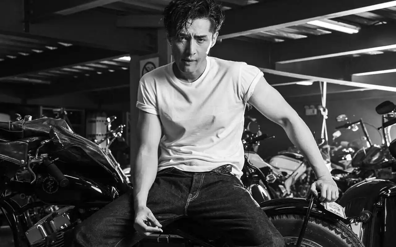 上一张 下一张 简介 胡歌黑白机车炫酷写真图片桌面壁纸,帅气胡歌机车