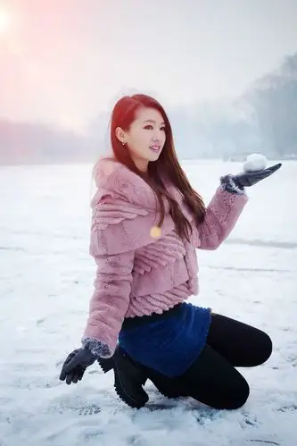 北方户外雪天里的笑容甜美靓丽女人!