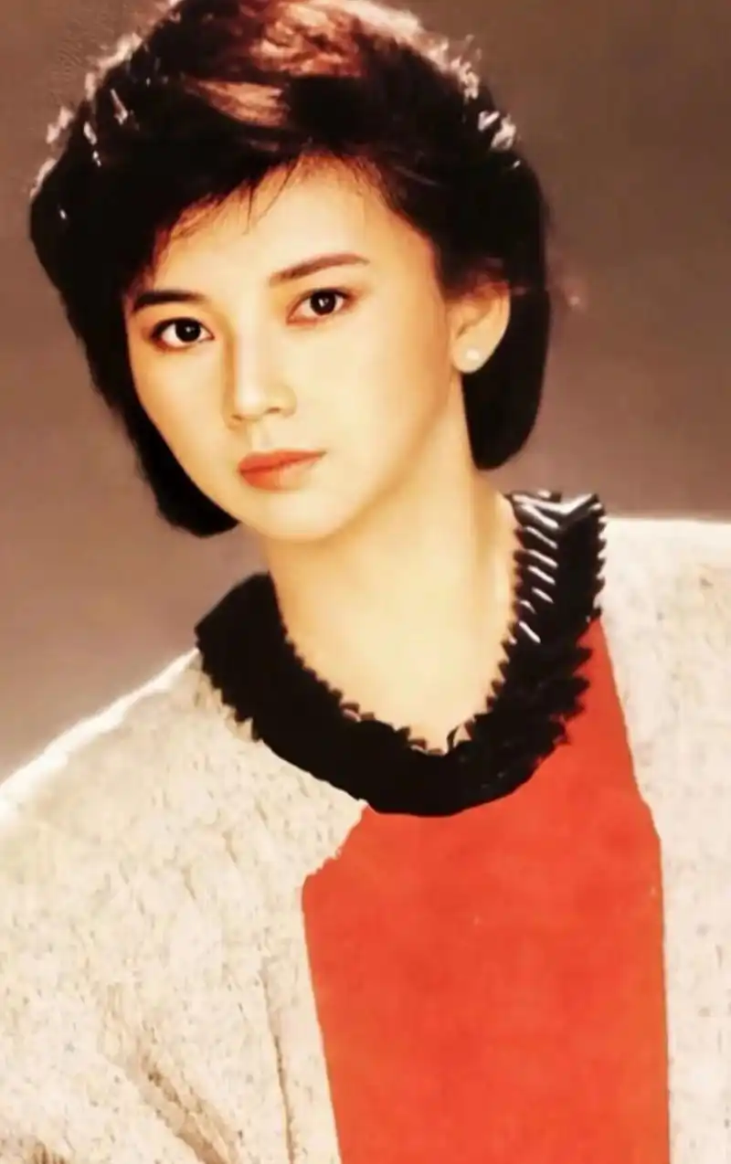 "最美霸王花"胡慧中,端庄优雅,气质独特,御姐范十足