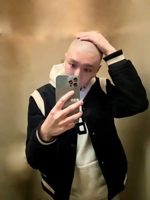 又是摸不停的光滑触感#光头  #剃光头  #男士发型