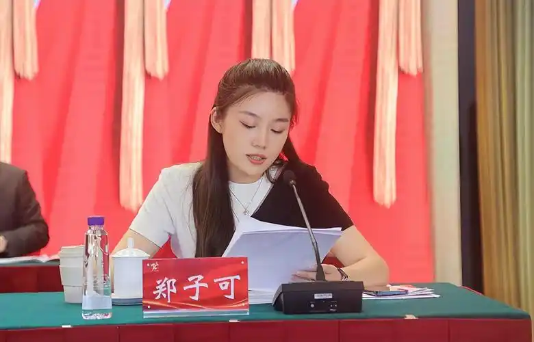 郑子可:一边主持《朝闻天下》,一边当选为东城区青联新一届委员|东城