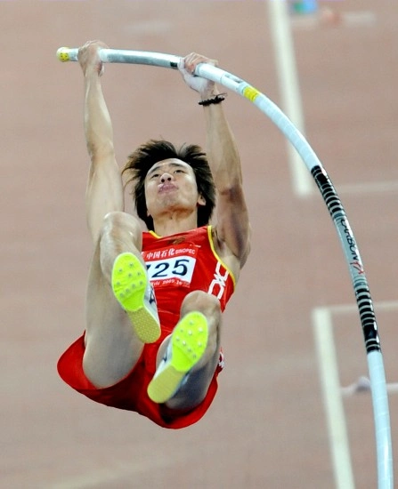 如图所示为运动员进行撑杆跳高比赛时的情景.下列说法正确的是( )