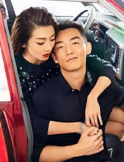 程晓玥穿深v礼服大秀事业线,可郑恺与baby再同框却如此尴尬_类节目