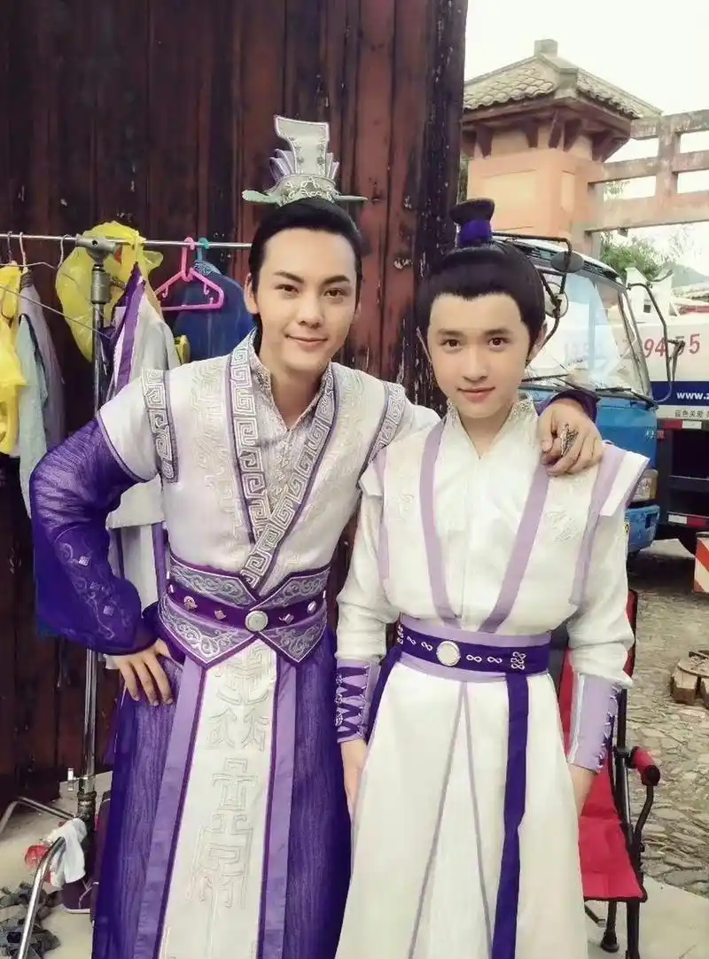 张逸杰晒十年前和杨幂陈伟霆的合照,直接梦回《古剑奇谭》,没想到一晃