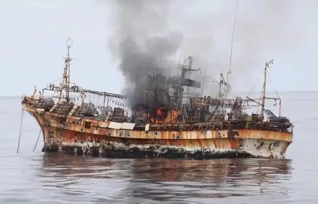 幽灵船棉兰号船员全体丧生手指同一方向救援中途莫名自燃