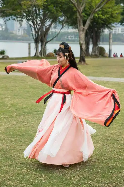 穿汉服的现代女孩