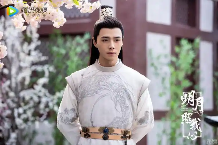 《明月照我心》方逸伦凌美仕解锁金秋限定爱情_电视剧_爱特豆