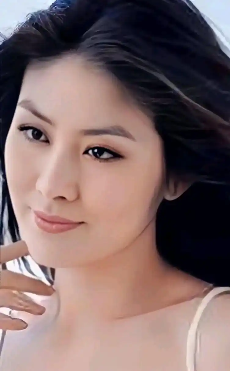 陈慧琳是一位有个性有爱心的女艺人,一直挺喜欢她的,跟郭晶晶一样