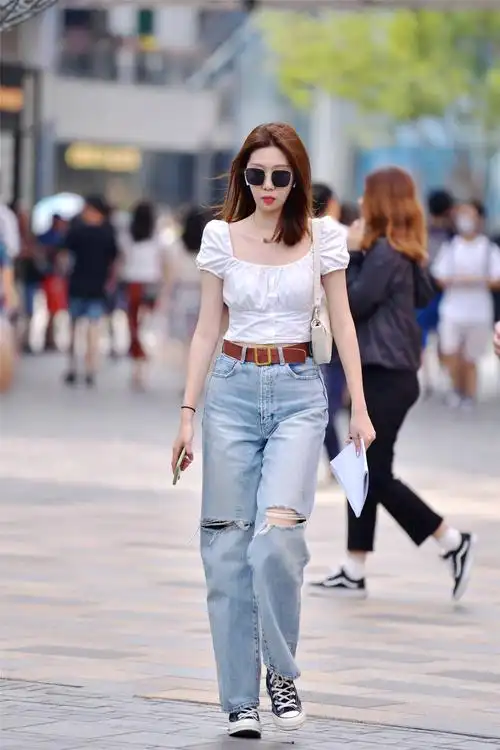 高腰裤搭配出来的精致,让你身材比例突然好了很多,更富有气质美