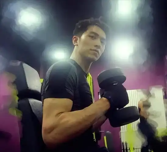 "假臀假腹肌",《我的阿勒泰》于适一出场,秒杀内娱"小鲜肉"