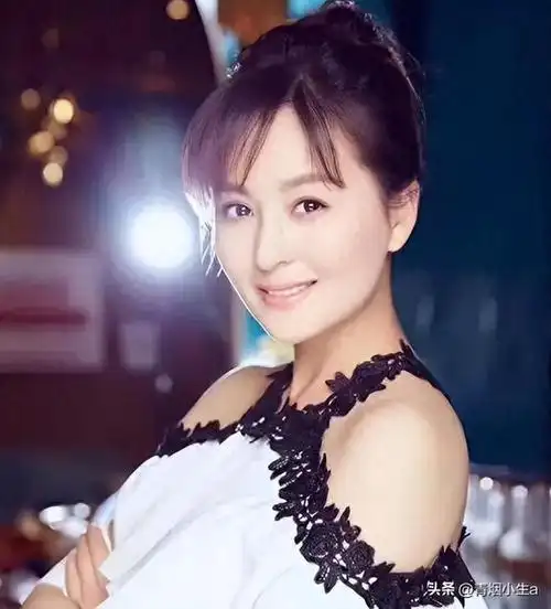 她被誉为干净的女演员富商苦追10年才嫁今和女儿被宠如宝