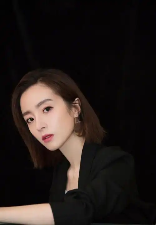 也很适合她的小瓜子脸形,不过少了几分的气场,看上去没有短发更加靓丽