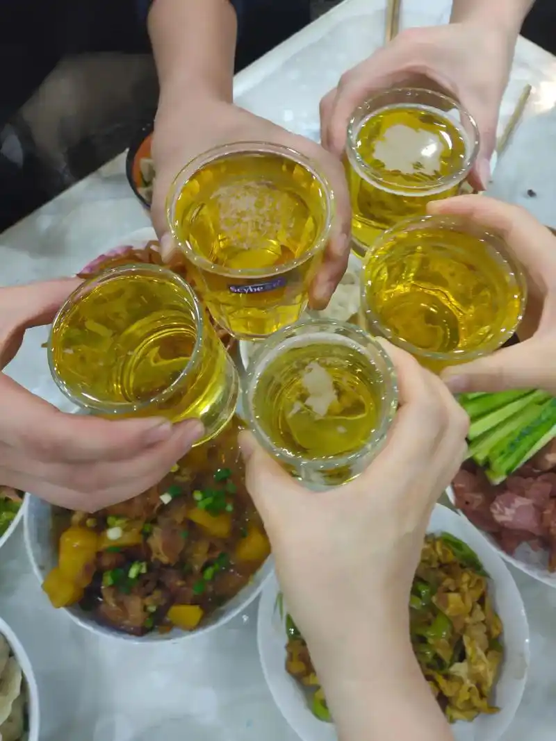 举起手中的酒杯,杯杯敬自己#小聚一下 #一起吃一起喝一起玩一 - 抖音