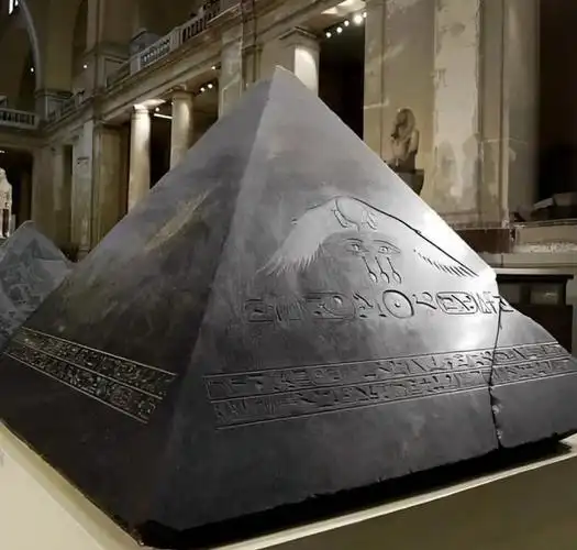 达舒尔金字塔顶石铭文解读