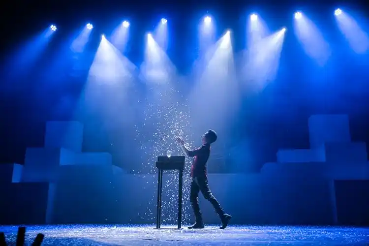 丽宝乐园大型剧场魔术表演震撼千人!《魔力宏》大型魔术表演专场 独家