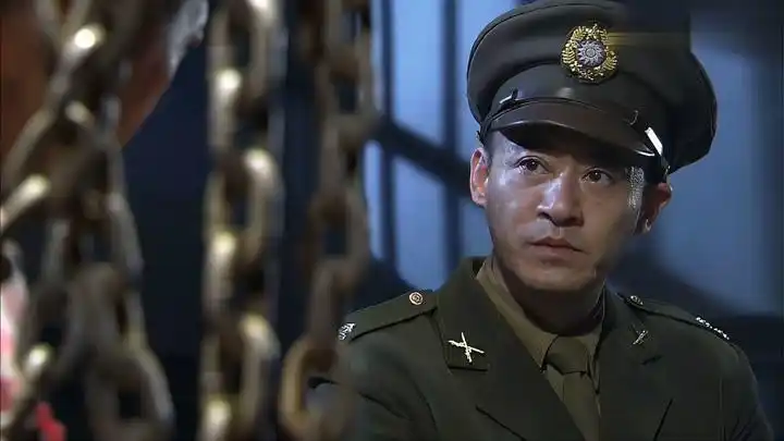 红箭:特务为得到情报,竟然用小伙母亲作威胁,真是可恶