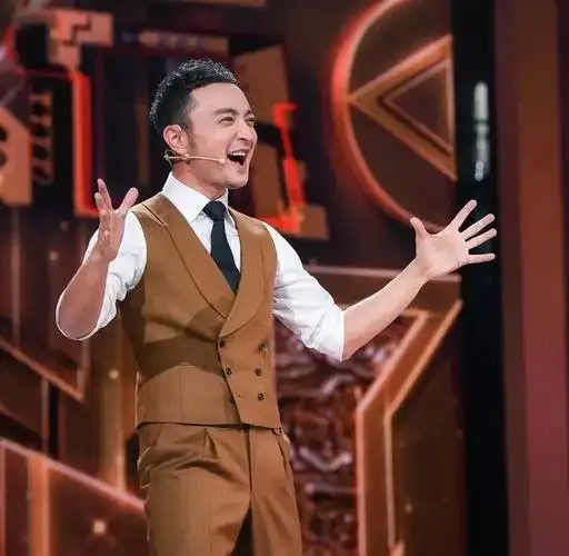 "灵魂摄手"为小尼送上《你好生活》海报,大片质感惊喜满满