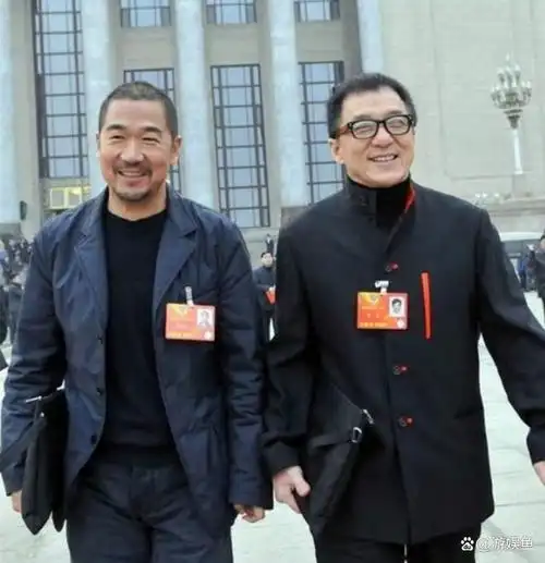 张国立儿子现身泰国晒千万豪车,沉迷雪茄似老烟枪,找老婆要求高